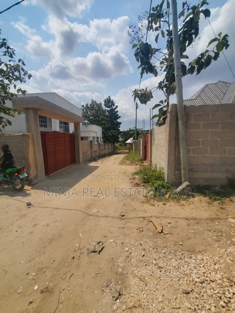 Kiwanja Kinauzwa Madale Mkoroshini in Goba