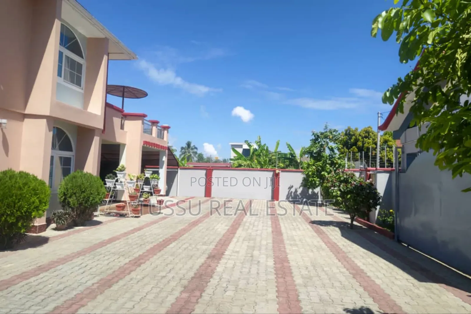 5bdrm House in Mbezibeach Kwa Zena, Kinondoni for sale in Kinondoni