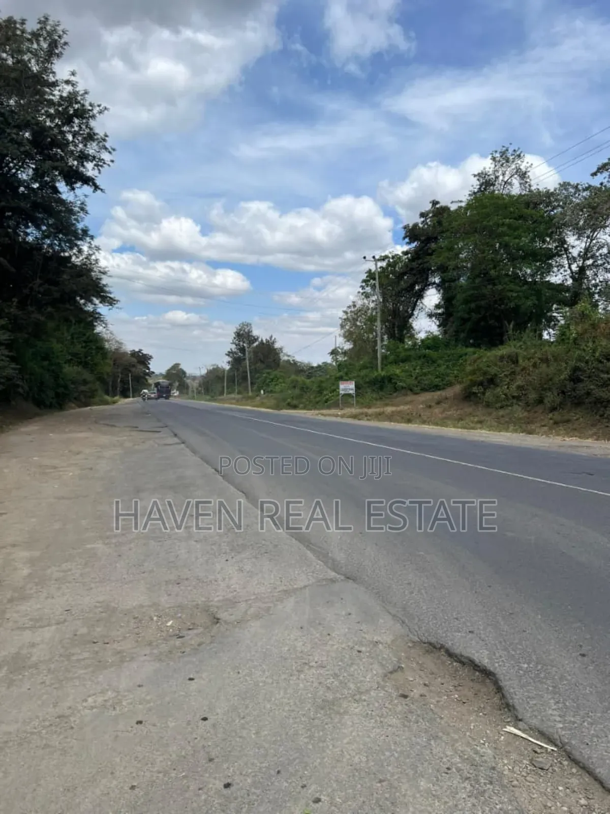 Corner Plot Inayogusa Arusha Moshi Road Inauzwa Tengeru Arusha in Arusha
