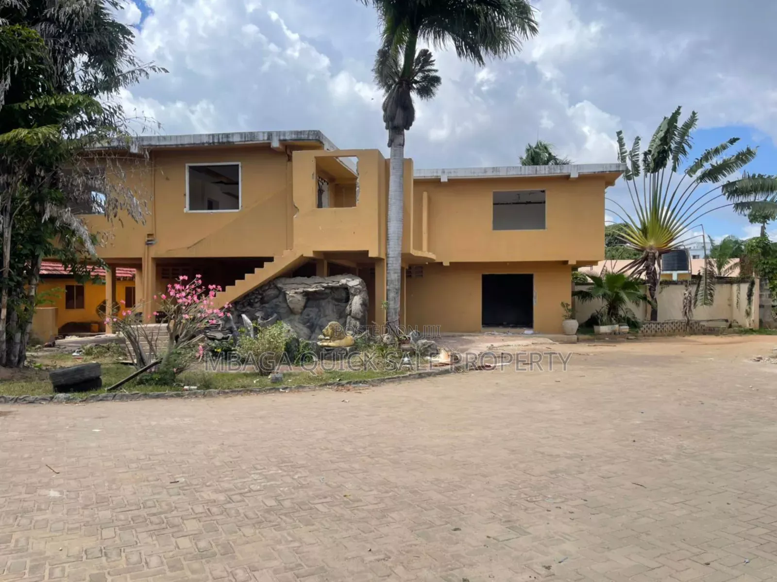 Big Plot Area SQM 3300 for Sale at Masaki in Masaki
