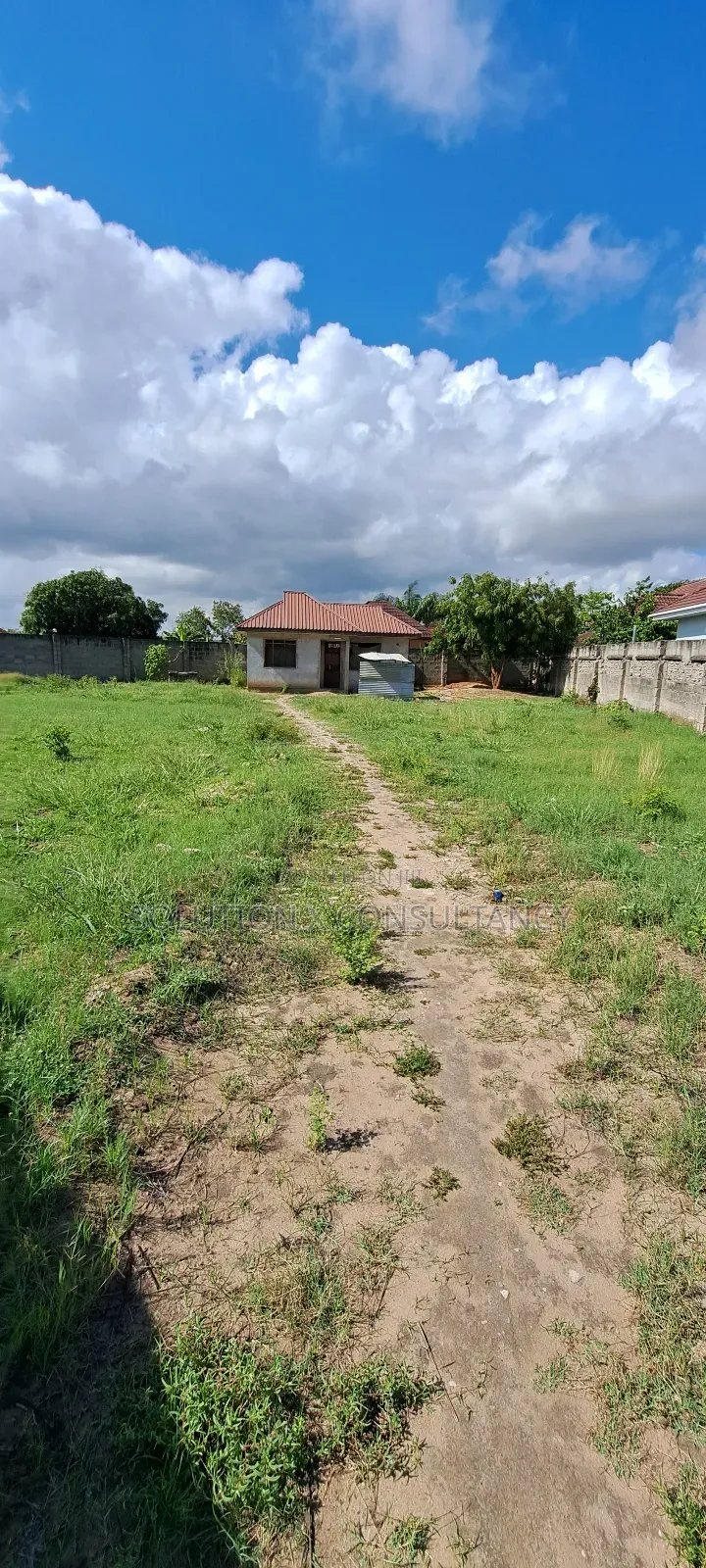 Kiwanja Kinauzwa Mbweni JKT Block 4 in Mbweni
