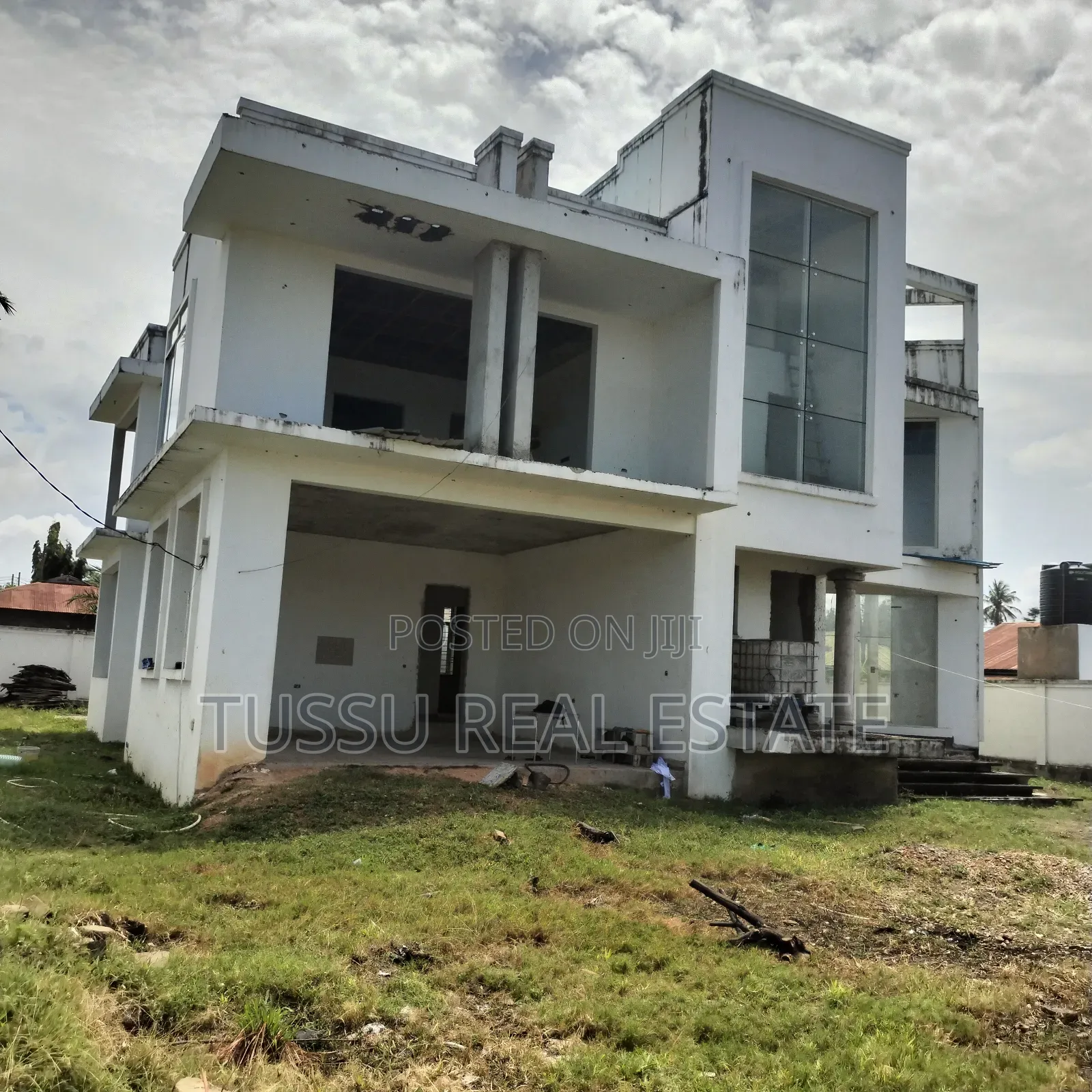5bdrm House in Mbezibeach Near Fk, Kinondoni for sale in Kinondoni