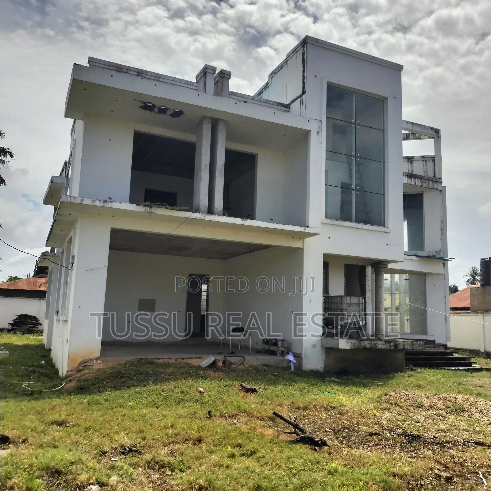 5bdrm House in Mbezibeach Near Fk, Kinondoni for sale in Kinondoni