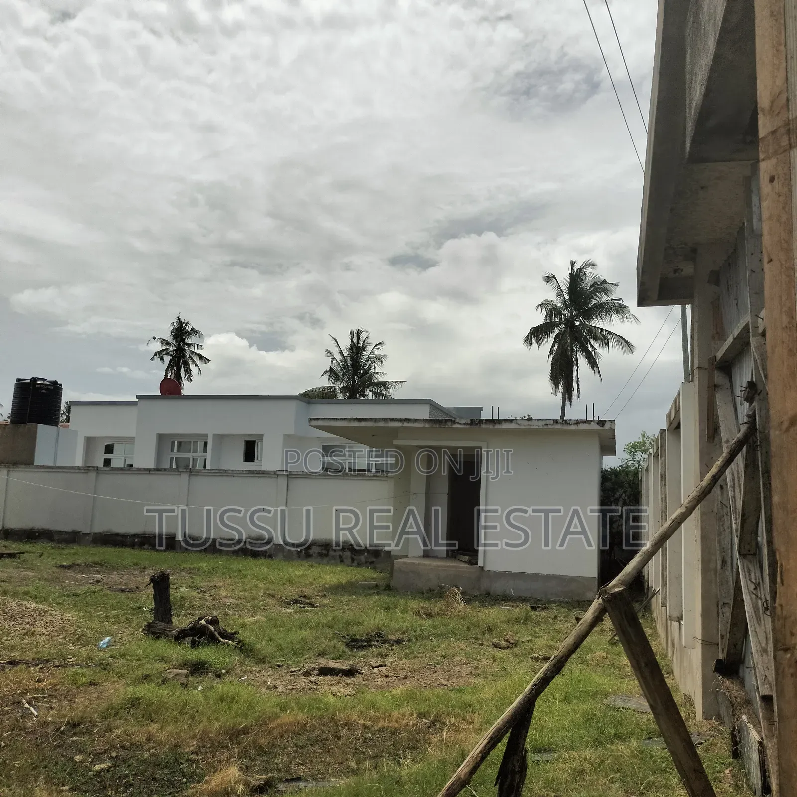 5bdrm House in Mbezibeach Near Fk, Kinondoni for sale in Kinondoni