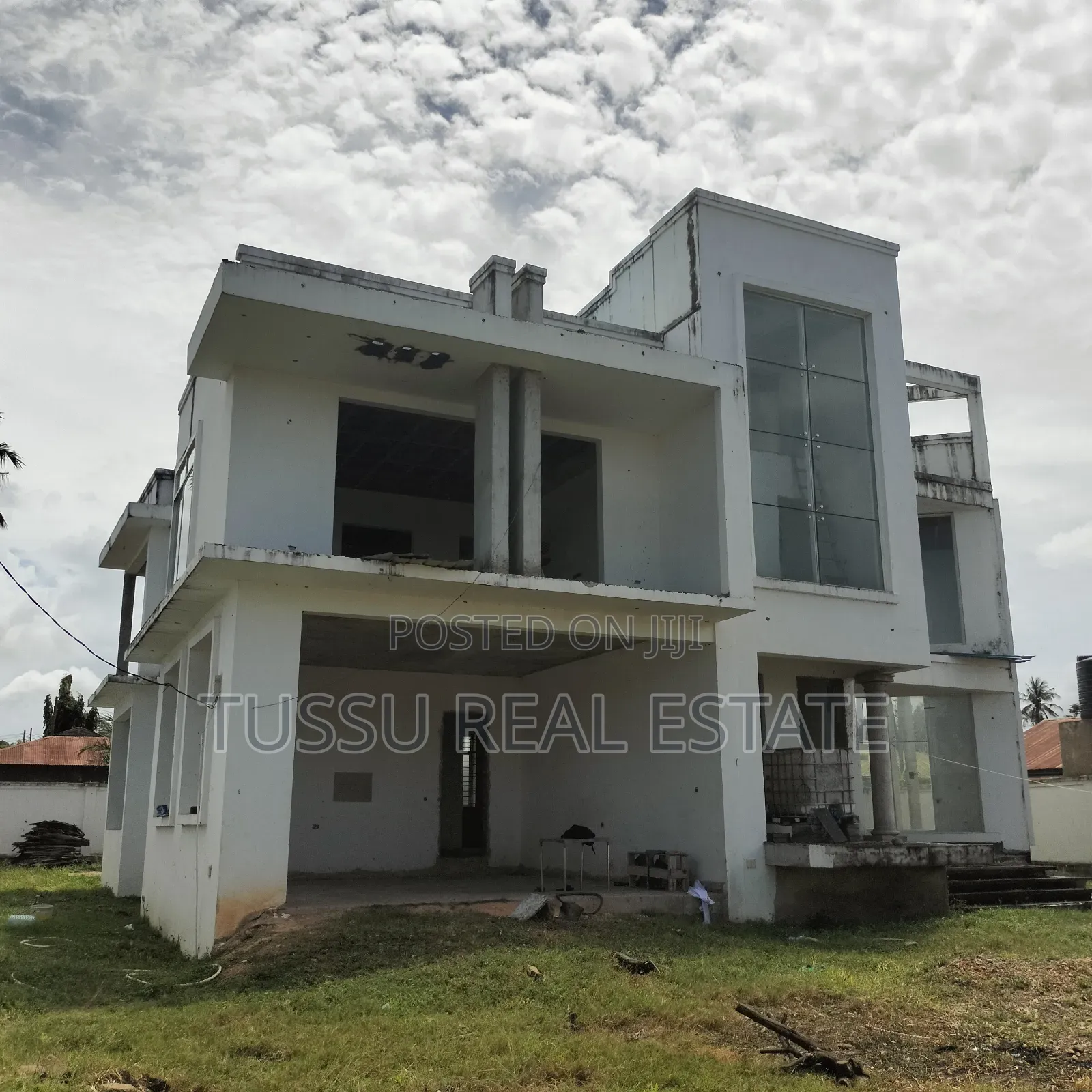 5bdrm House in Mbezibeach Near Fk, Kinondoni for sale in Kinondoni