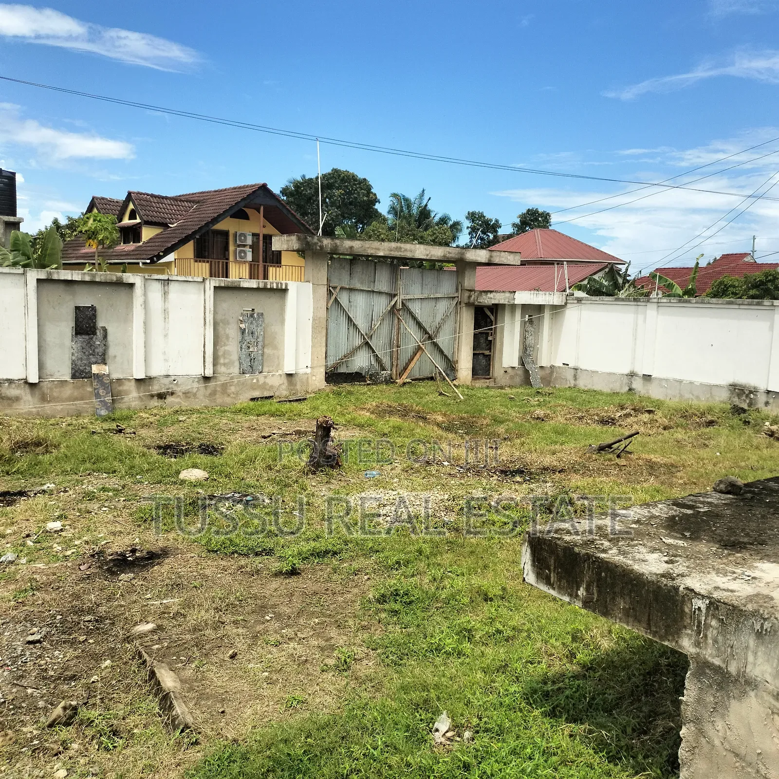 5bdrm House in Mbezibeach Near Fk, Kinondoni for sale in Kinondoni