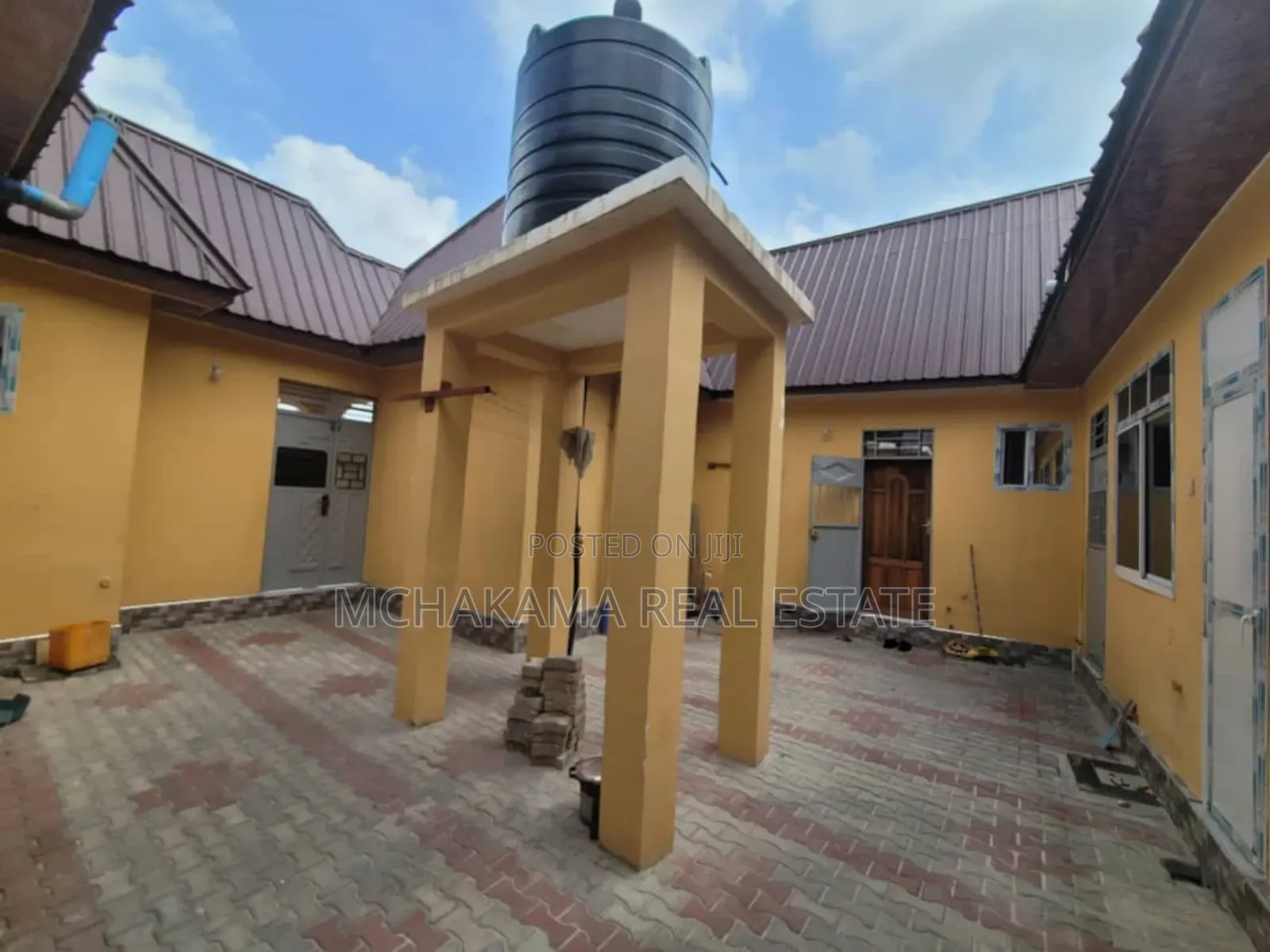 8bdrm Apartment in Mchakama Real Estate, Chamazi for sale in Chamazi