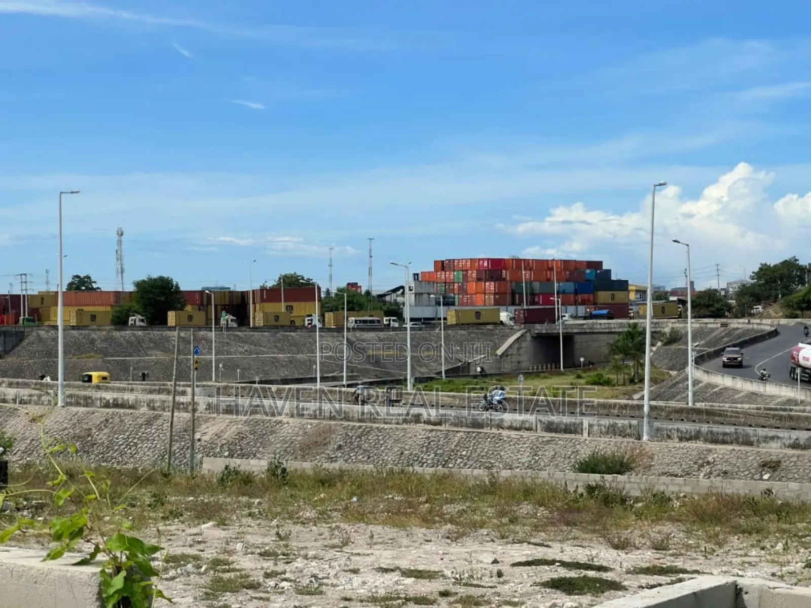 1.5acres Eneo La Yard Linauzwa Kurasini in Kurasini
