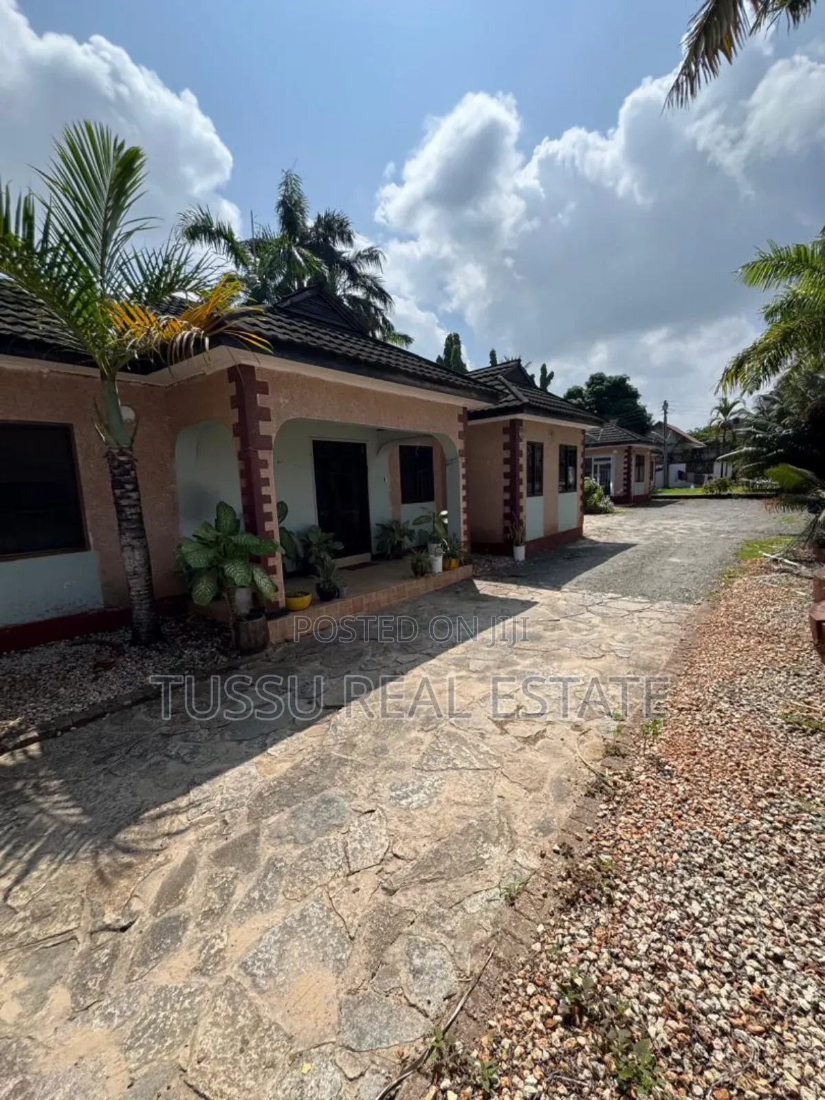 8bdrm House in Mbezibeach for sale in Mbezi Beach