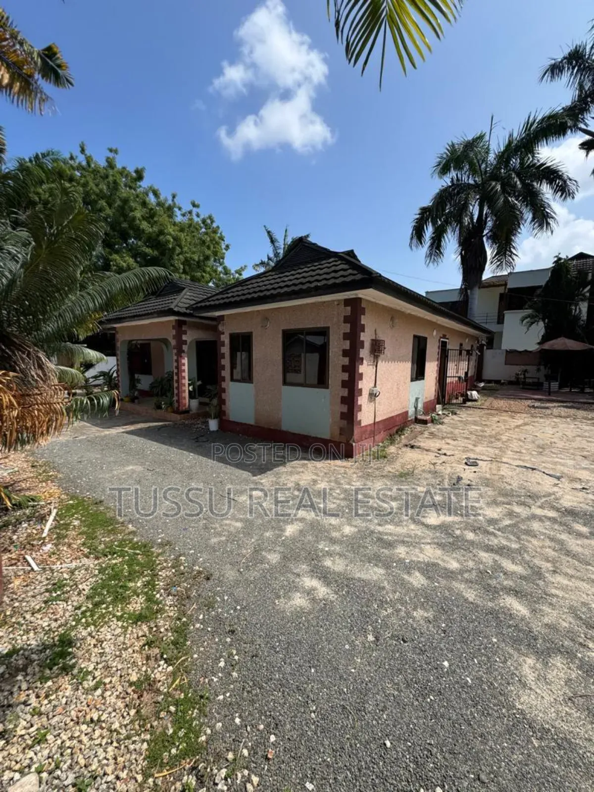 8bdrm House in Mbezibeach for sale in Mbezi Beach