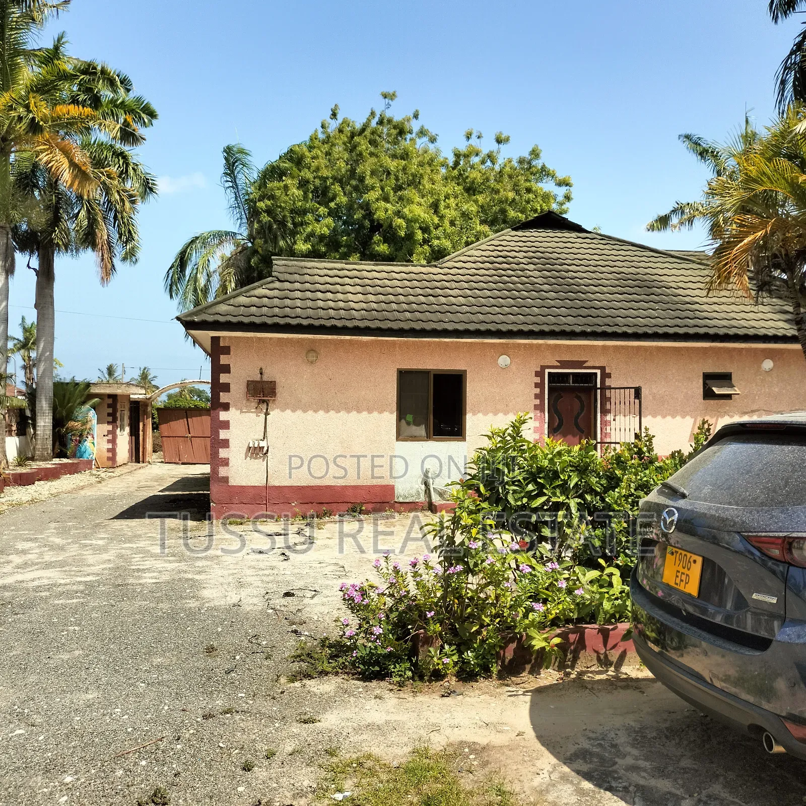 8bdrm House in Mbezibeach for sale in Mbezi Beach