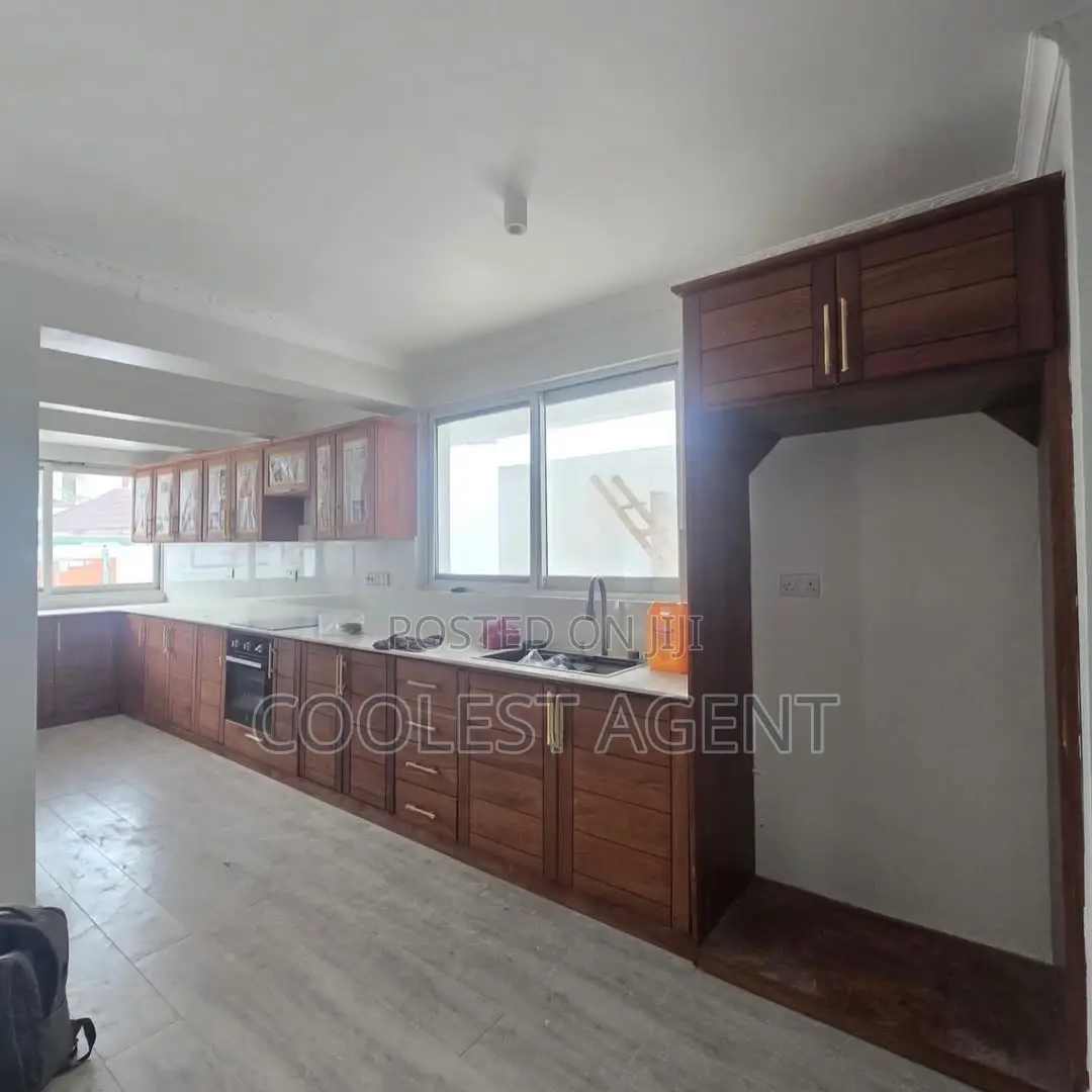5bdrm Duplex in Coolest Estate, Oyster Bay for rent in Oyster Bay