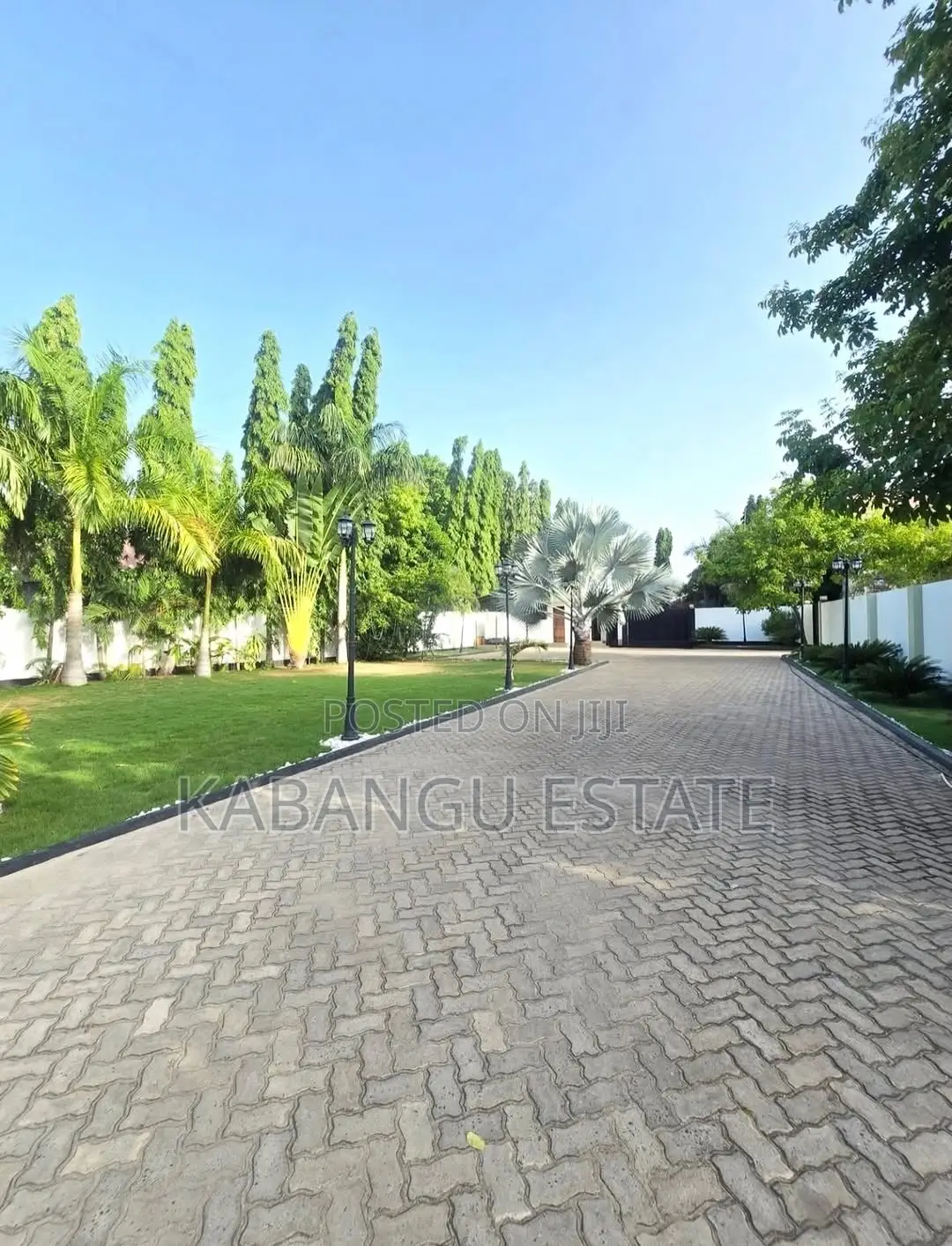 Furnished 5bdrm Villa in Kawebeach for rent in Kawe