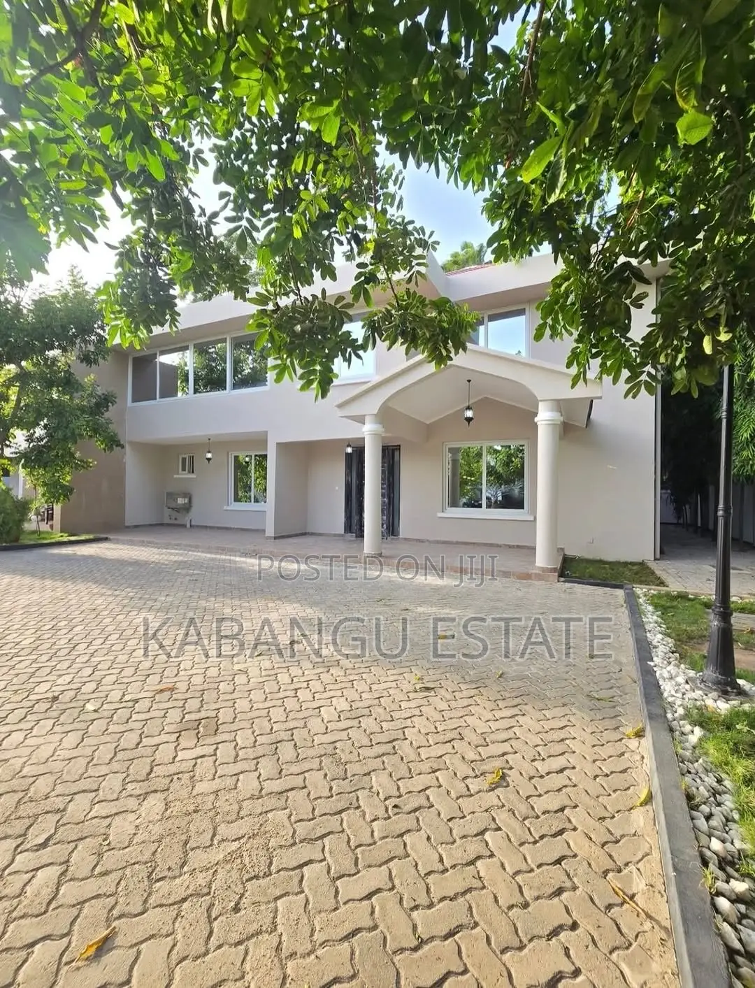 Furnished 5bdrm Villa in Kawebeach for rent in Kawe