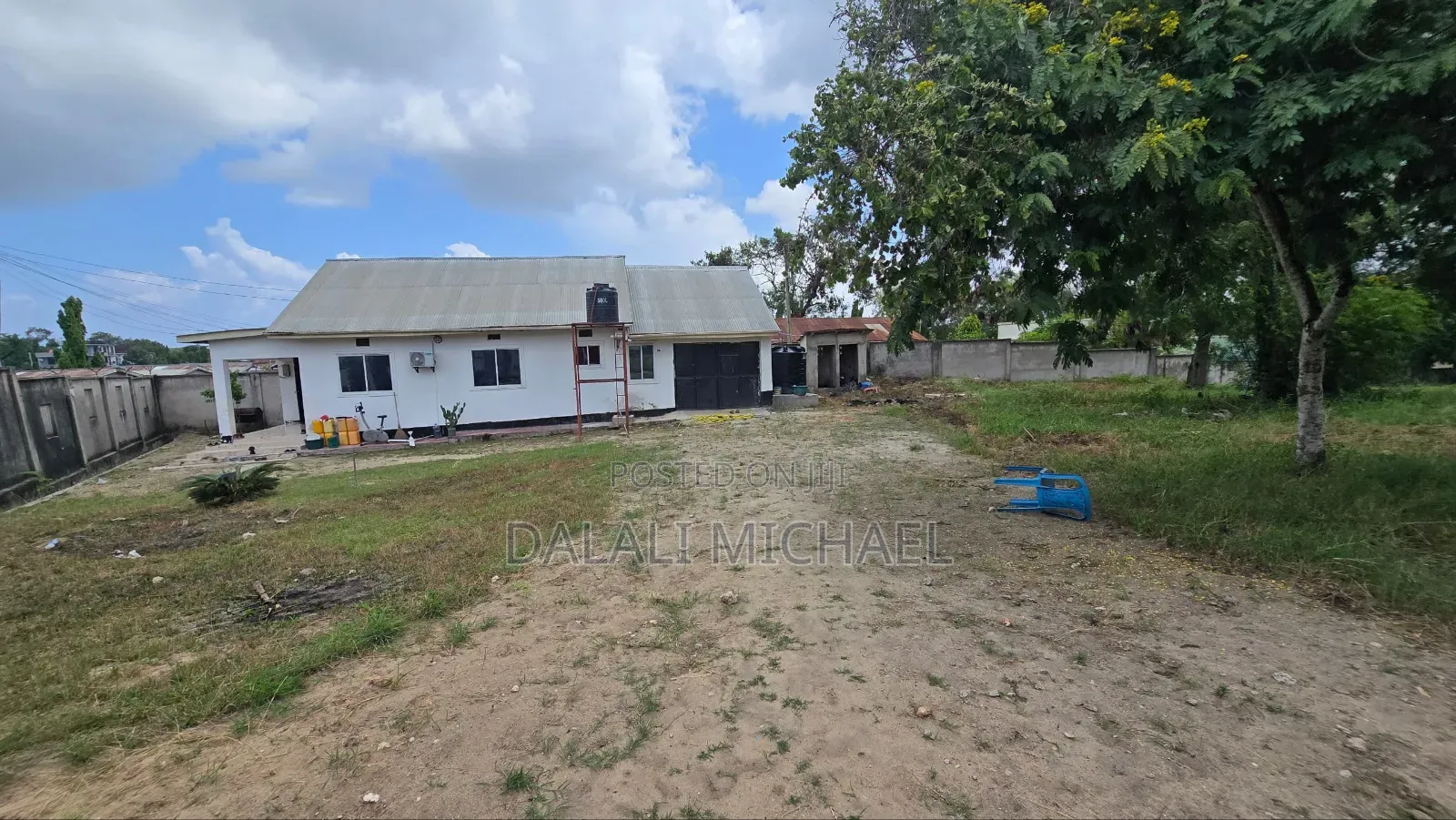 Kiwanja Kinauzwa Chuo Kikuu in Kimara