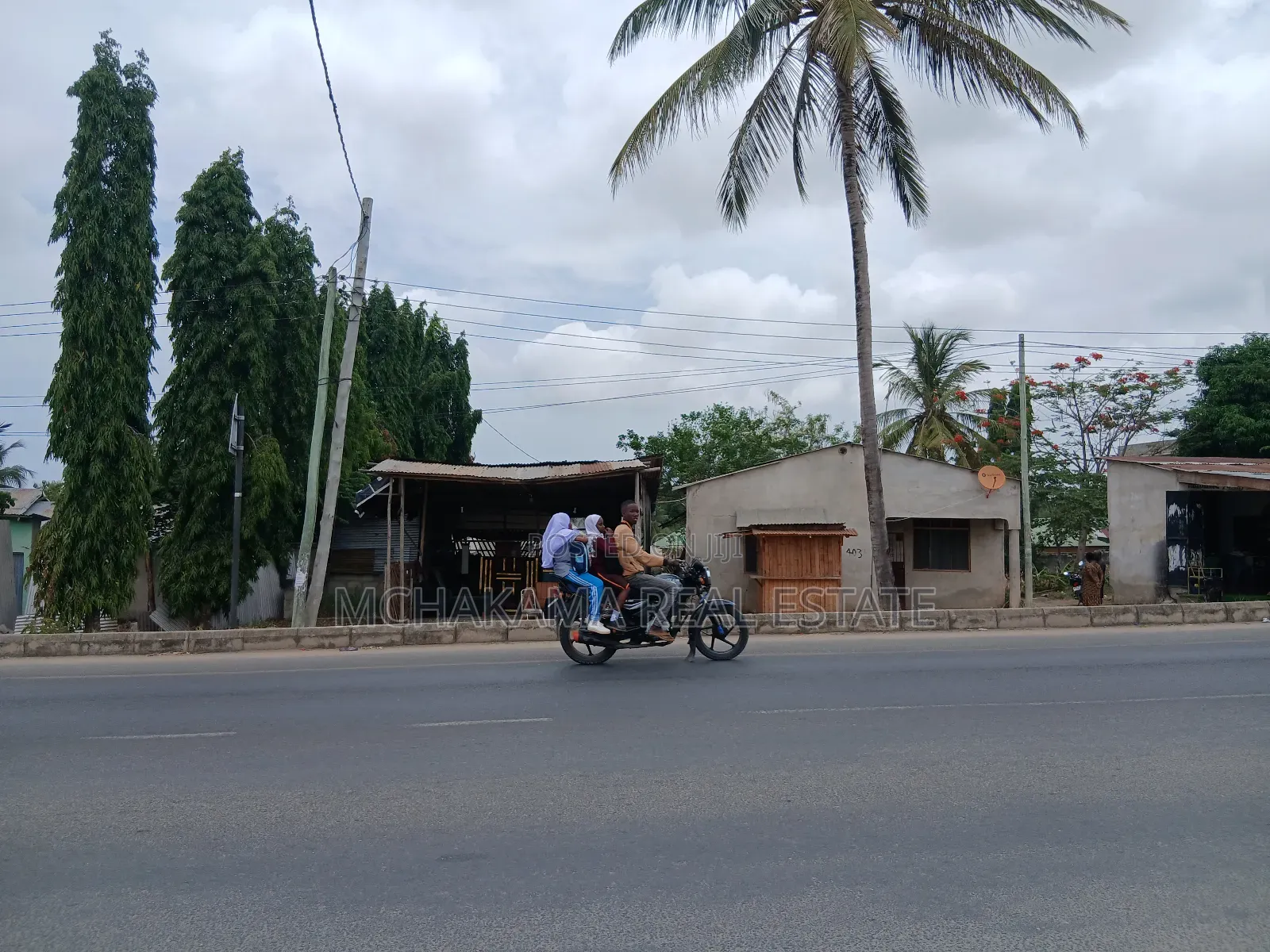 Kiwanja Kinauzwa Madale Kinatazama Barabara Ya Rami in Goba