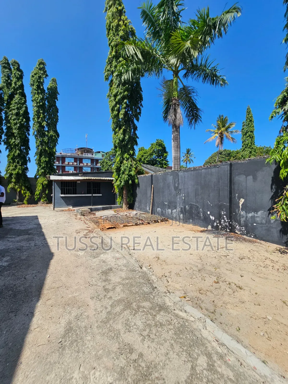 Plot/Old House for Sale in Mikochen A in Mikocheni