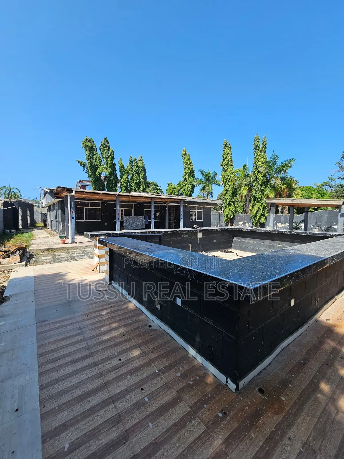 Plot/Old House for Sale in Mikochen A in Mikocheni