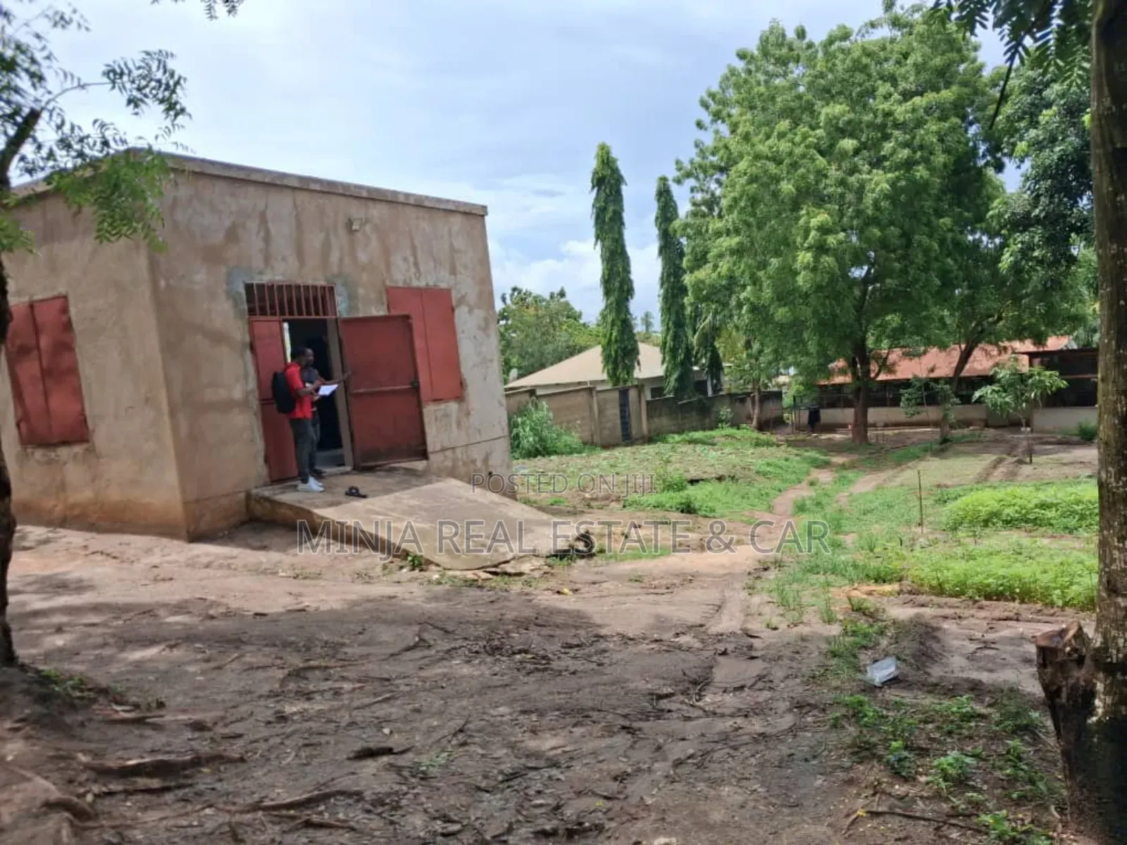 Kiwanja Kinauzwa Kwa Mnada Bei Nzuri Sana Goba Njia Nne in Goba