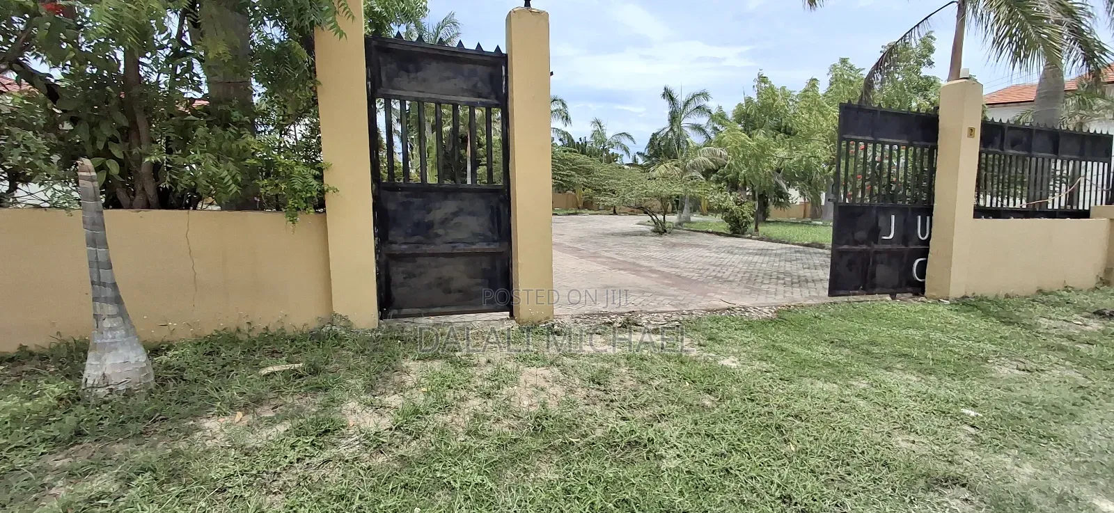 Kiwanja Kinauzwa Mbweni Mpiji in Mbweni