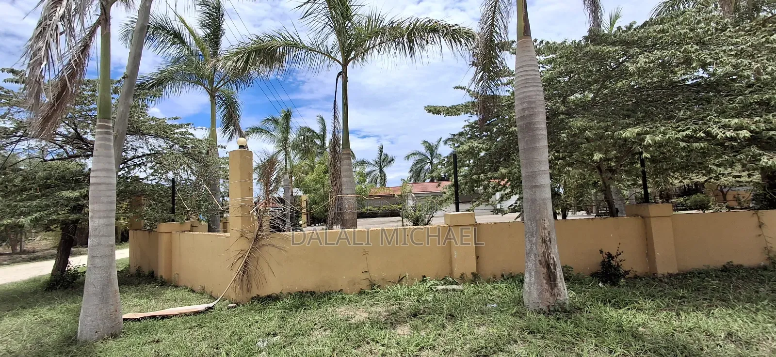Kiwanja Kinauzwa Mbweni Mpiji in Mbweni
