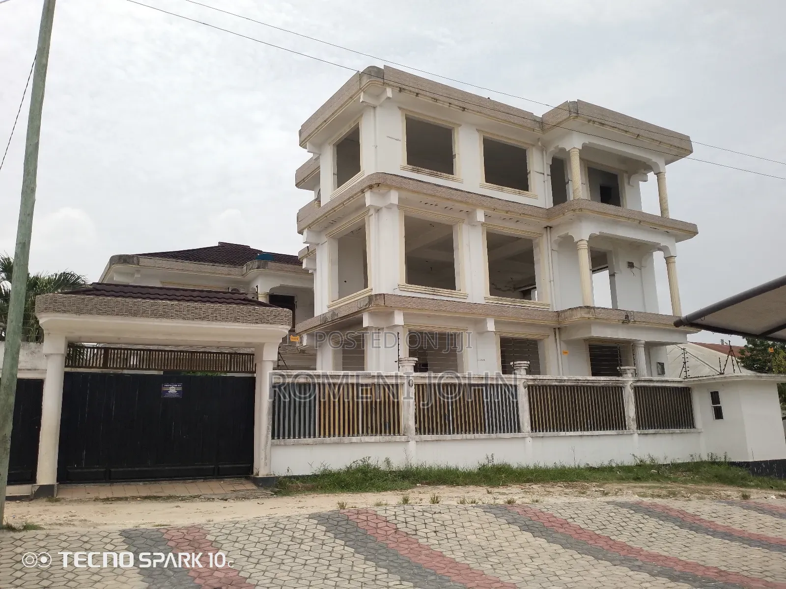 8bdrm Block of Flats in Tanzania Daresalaam, Ilala for sale in Ilala