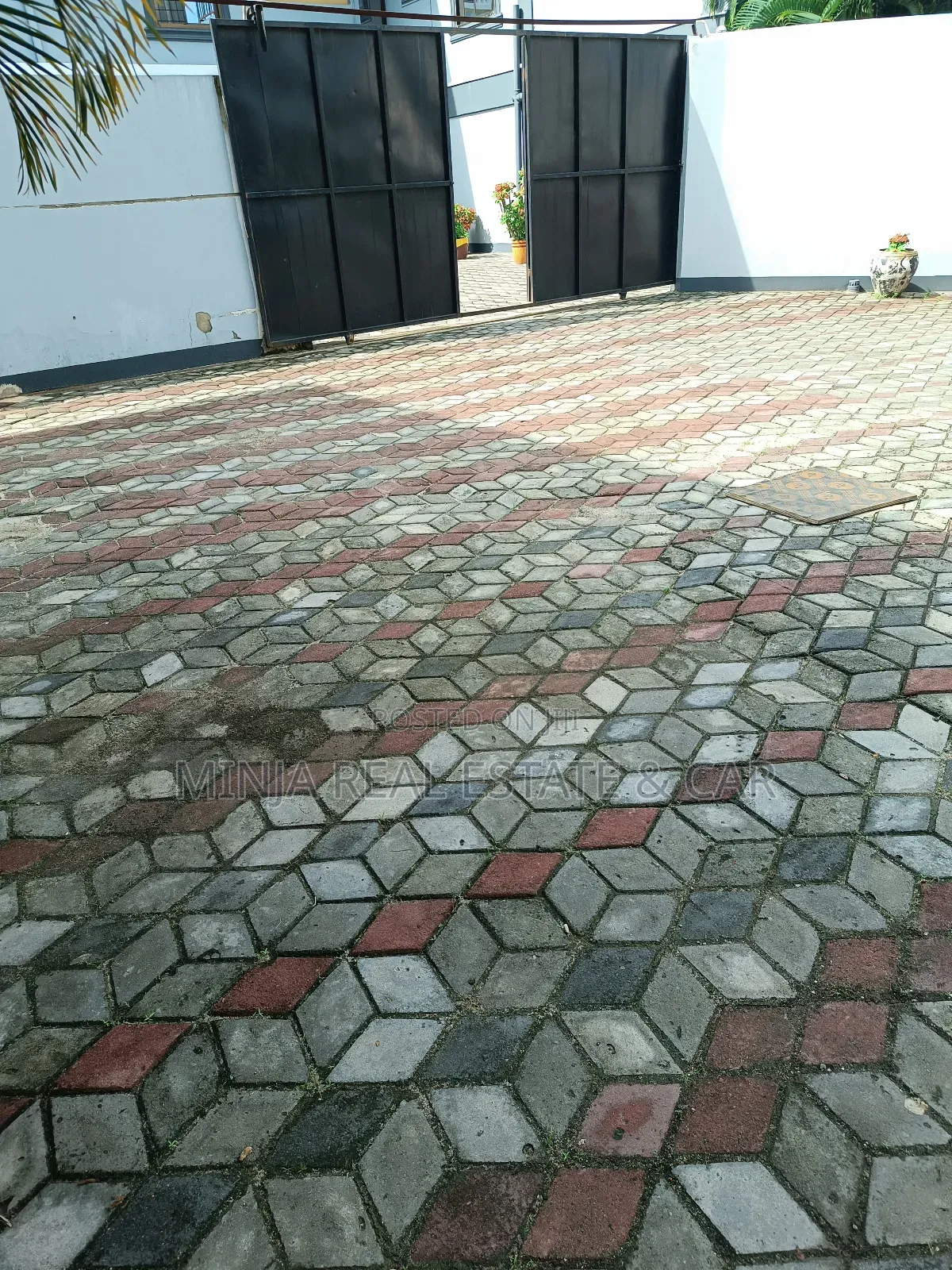 Plot for Sale in Oysterbay, Very Prime Area. in Oyster Bay