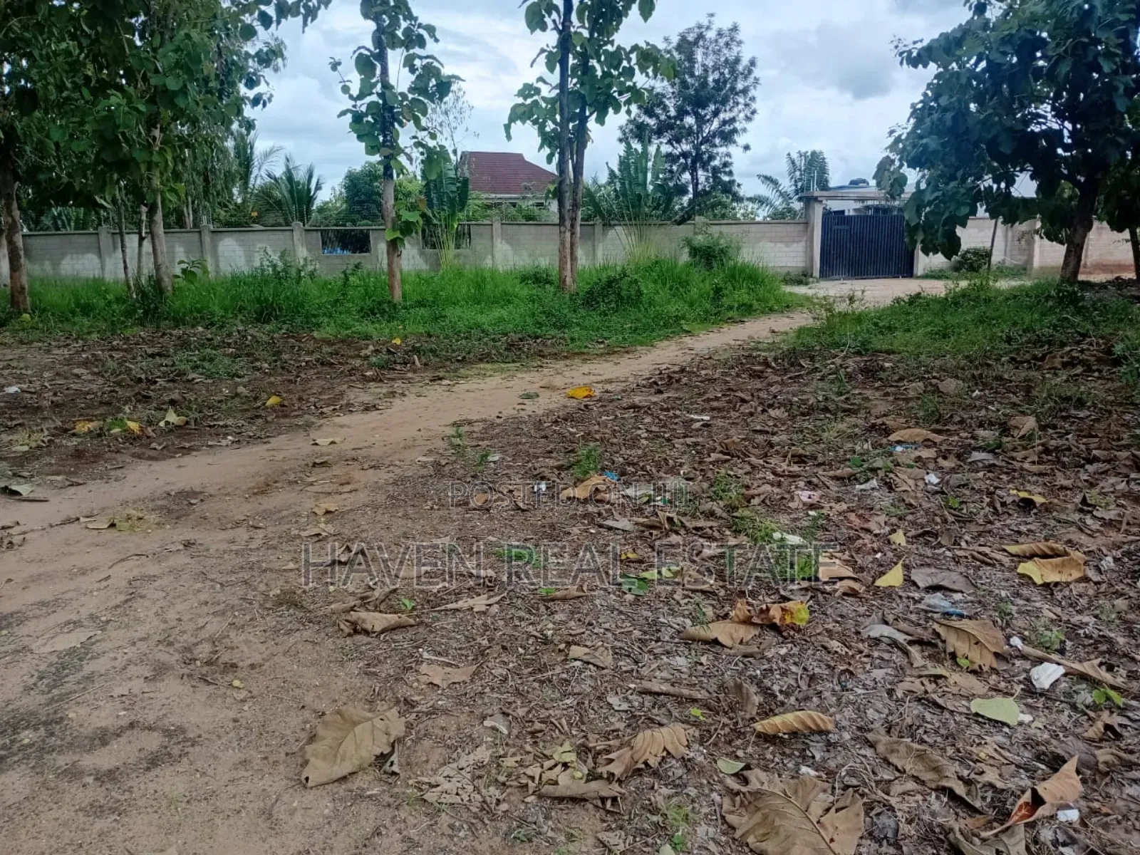 Kiwanja Kinauzwa Goba Half London in Goba