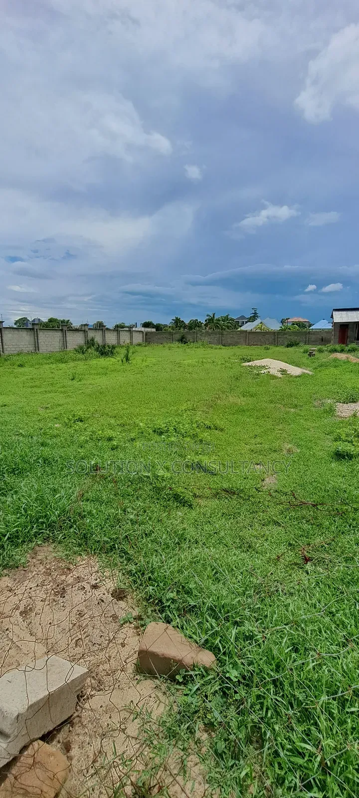 Kiwanja Kinauzwa Mbweni Mpiji Ndani Ya Fence in Mbweni