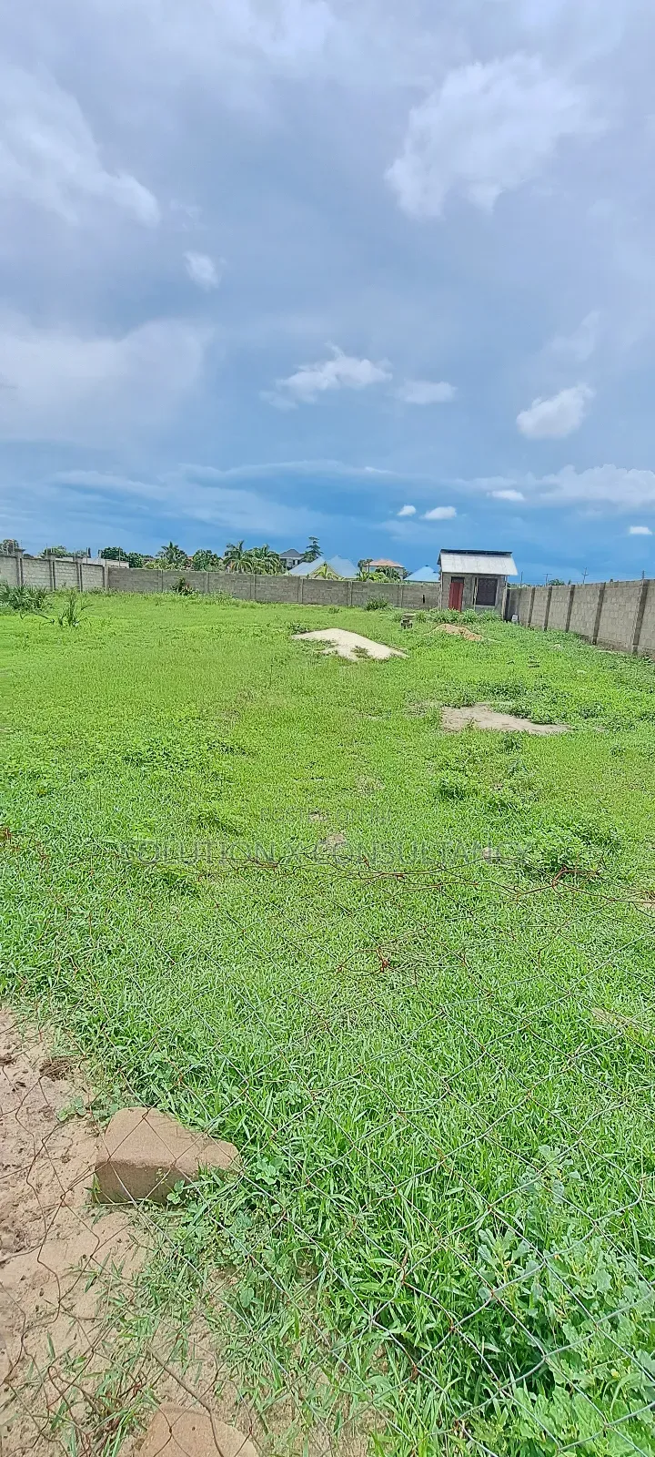 Kiwanja Kinauzwa Mbweni Mpiji Ndani Ya Fence in Mbweni