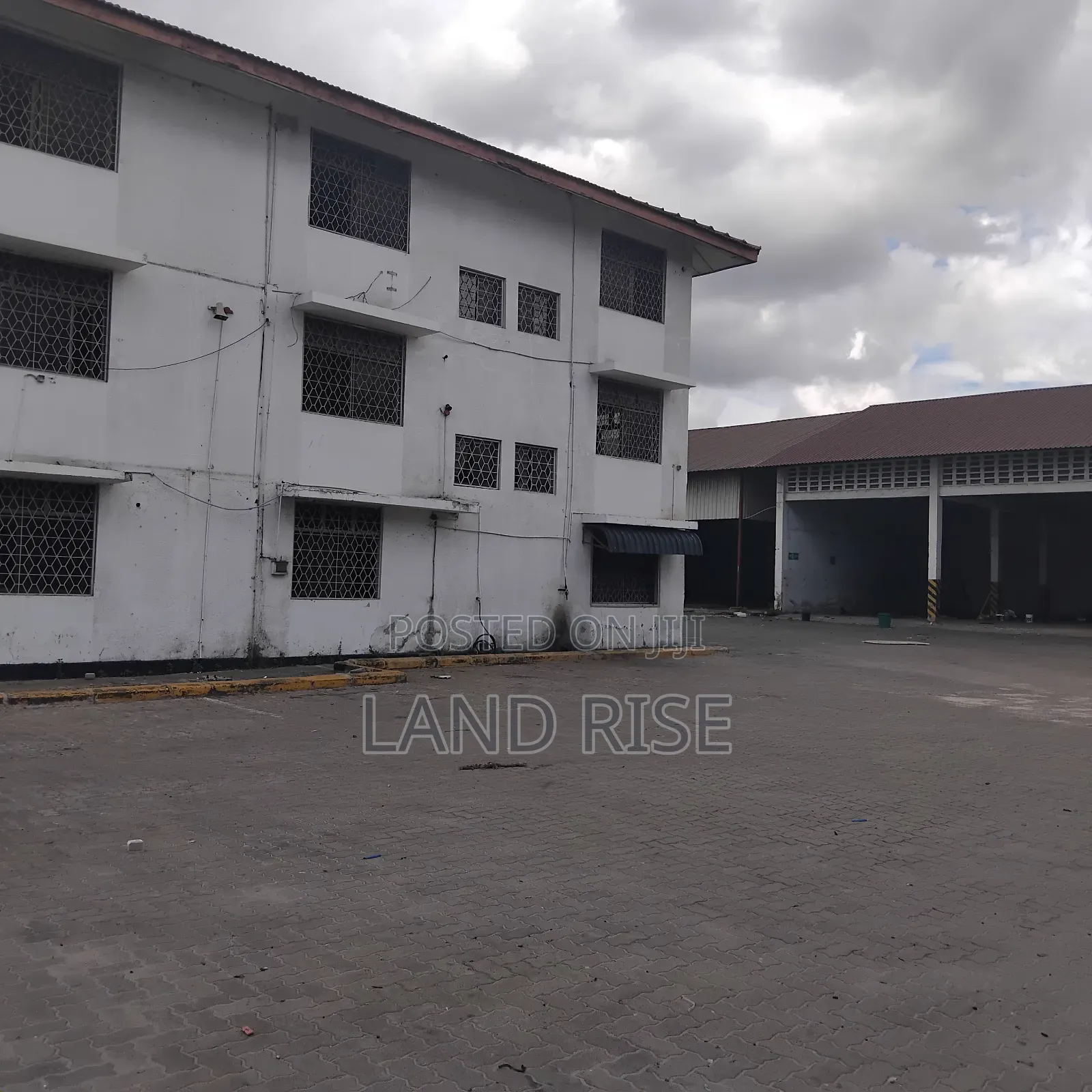 Warehouse in Tazara 2000 SQM in Vingunguti