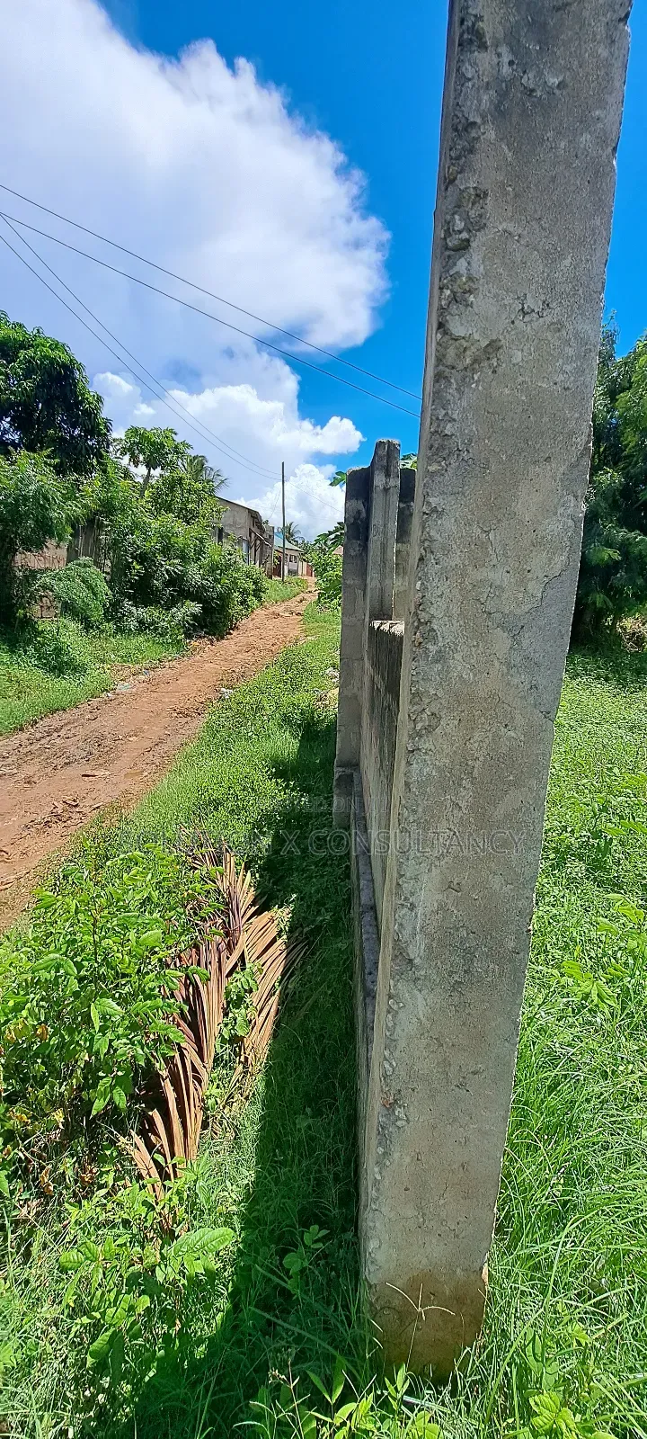 Kiwanja Kinauzwa Tegeta Madale in Kunduchi