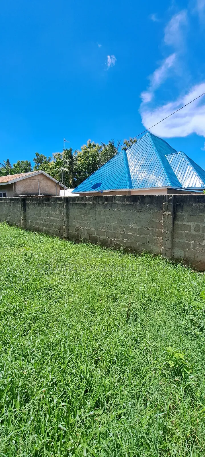 Kiwanja Kinauzwa Tegeta Madale in Kunduchi