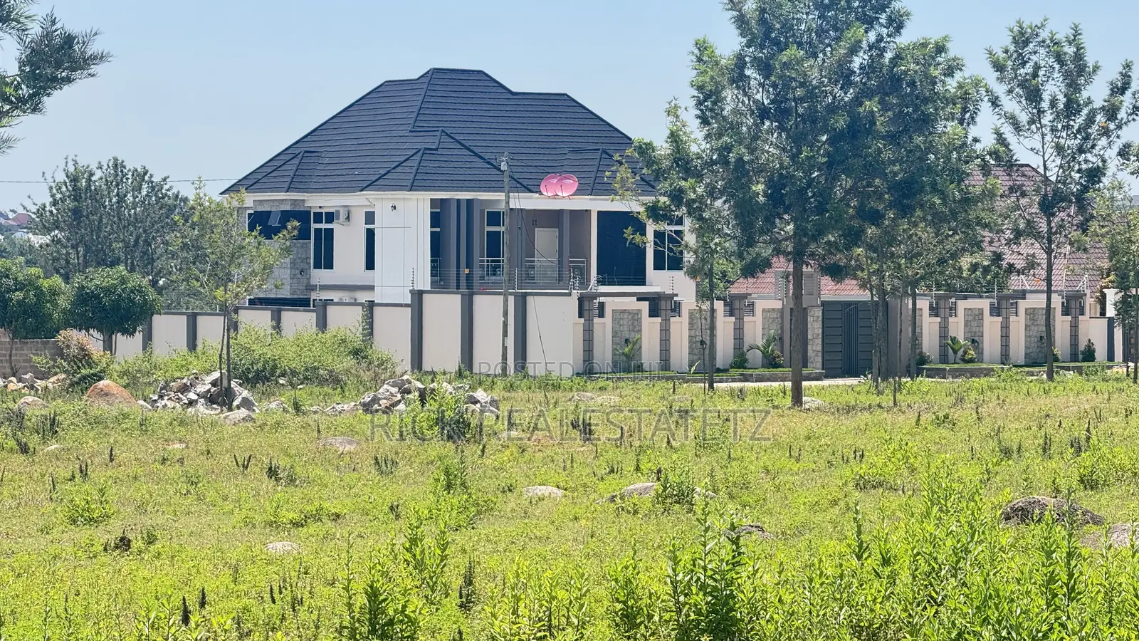 Kiwanja Kinauzwa Buswelu Wilayani ( Round About Ya City Link ) in Buswelu