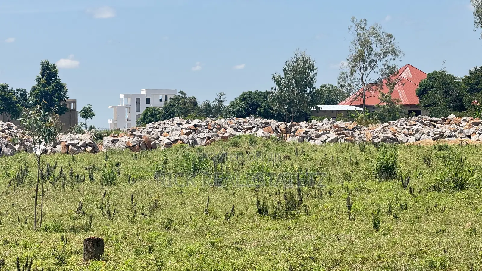 Kiwanja Kinauzwa Buswelu Wilayani ( Round About Ya City Link ) in Buswelu