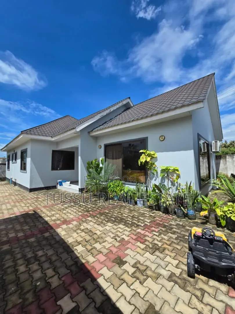 3bdrm House in Mboma Rd,Near Jambo, Kinondoni for sale in Kinondoni