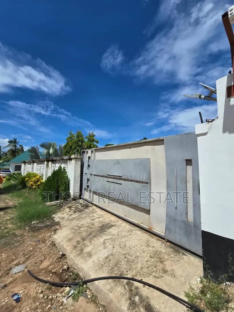 3bdrm House in Mboma Rd,Near Jambo, Kinondoni for sale in Kinondoni
