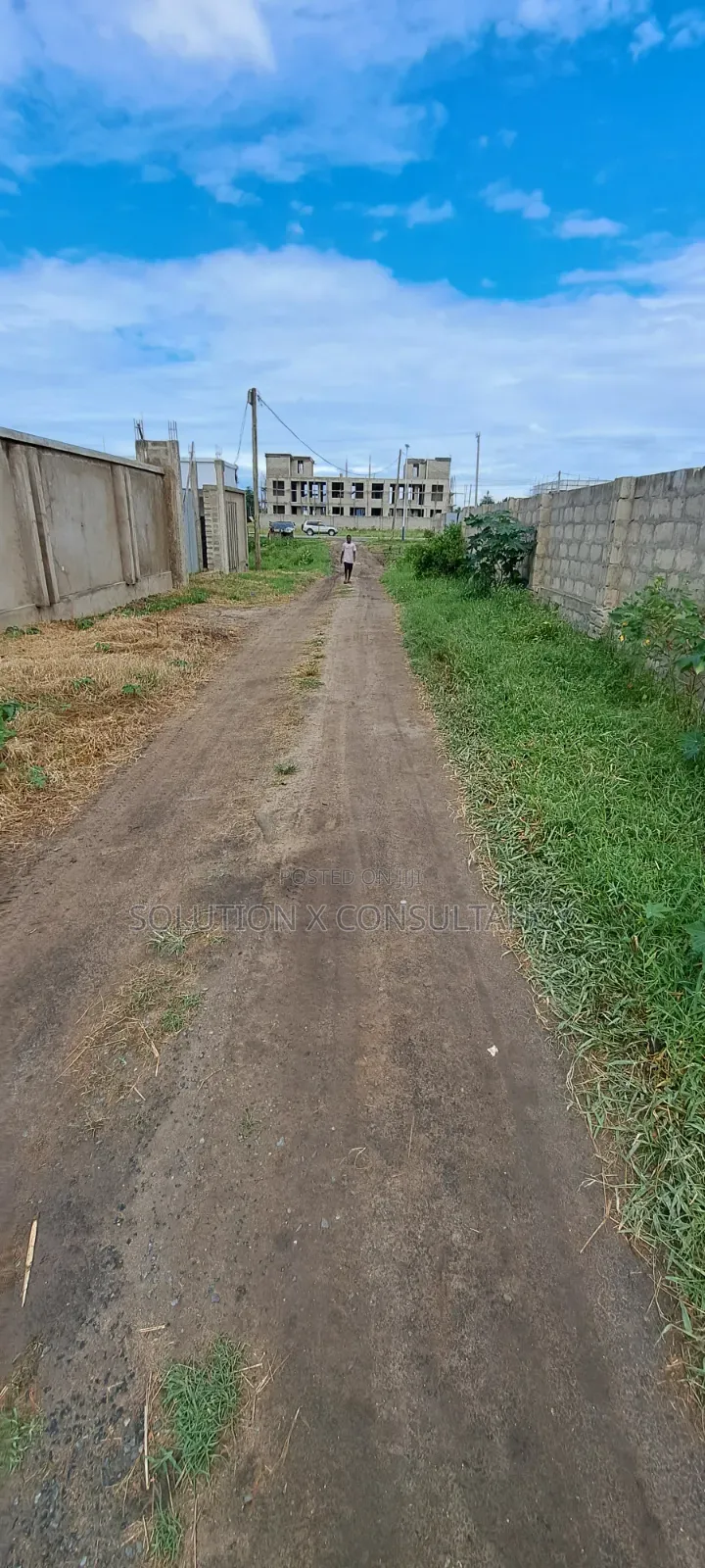 Kiwanja Kinauzwa Mbweni Round About in Mbweni
