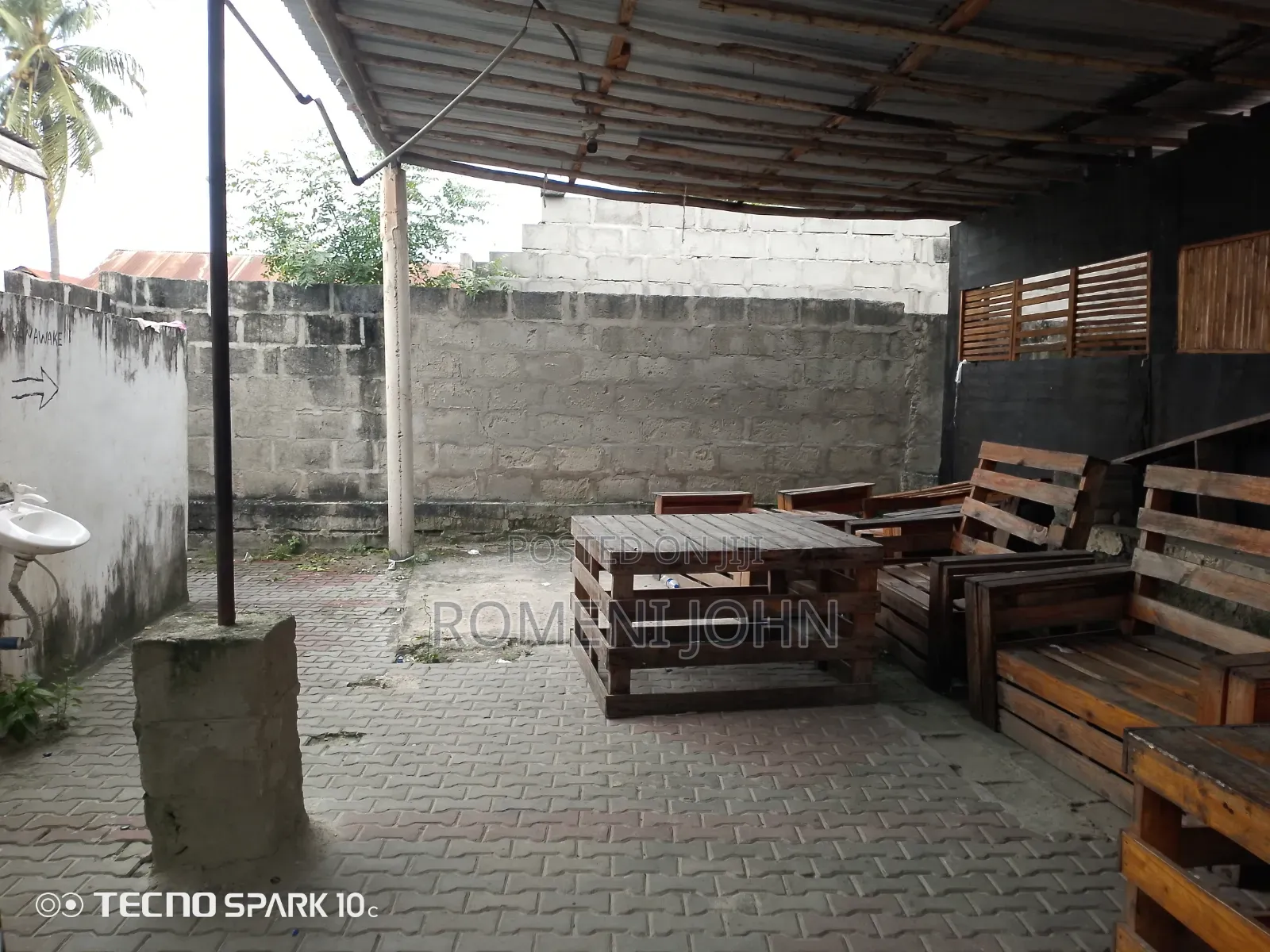 Bar Yenye Eneo Sqmita 800 Inauzwa Ukonga Kwa Mkolemba. in Ilala