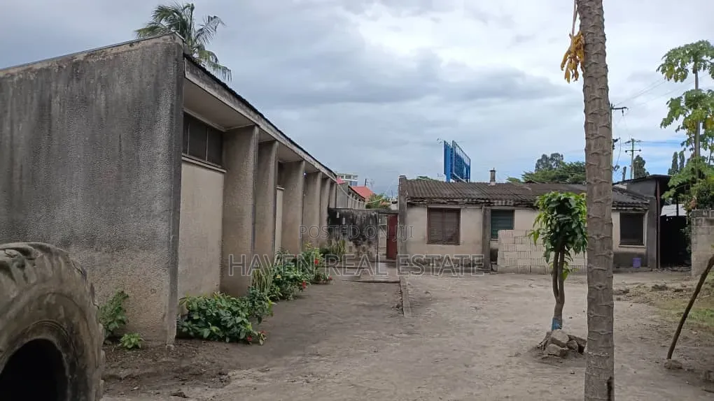 Kiwanja Kinauzwa Changombe in Chang'ombe