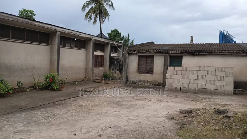 Kiwanja Kinauzwa Changombe in Chang'ombe