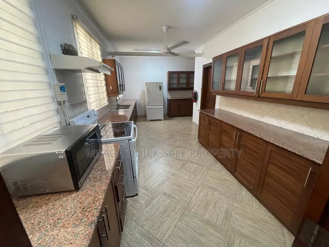 3bdrm House in Oyster Bay for sale in Oyster Bay