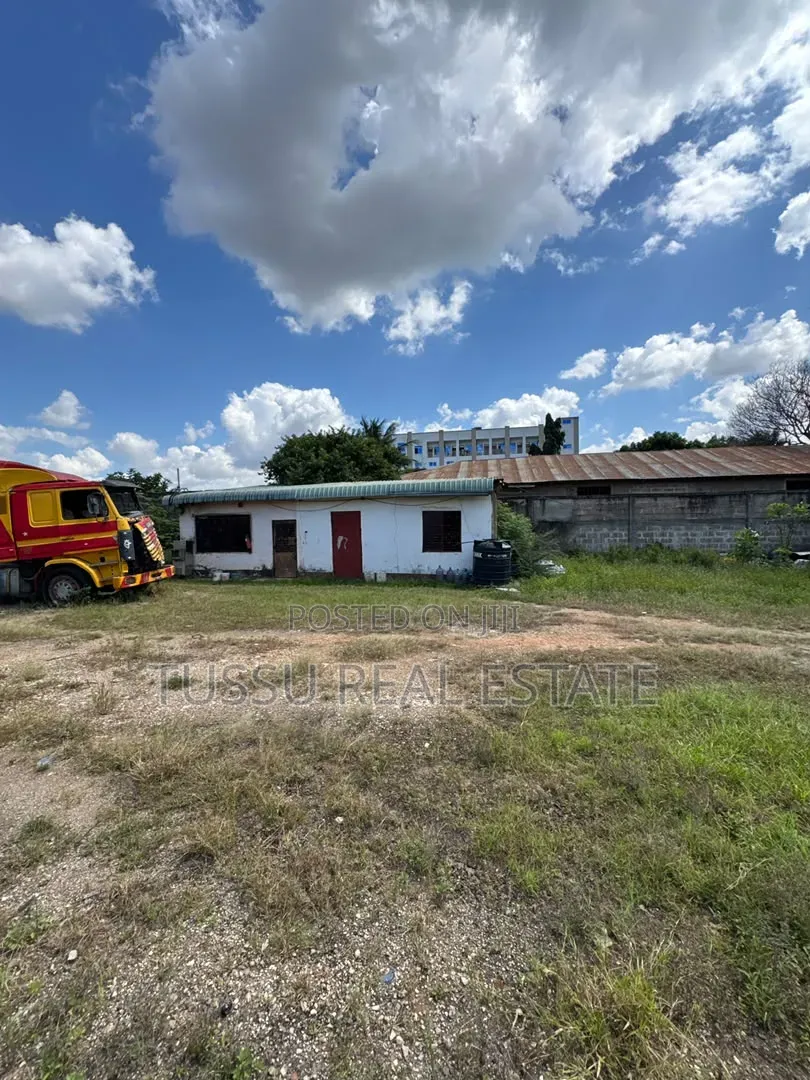 Yard/Show Room Dor Rent Makumbusho in Kinondoni