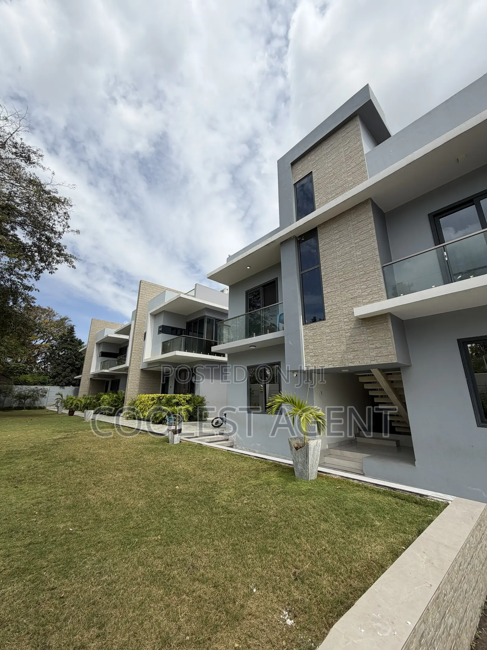 Furnished 2bdrm Apartment in Coolest Estate, Oyster Bay for rent in Oyster Bay
