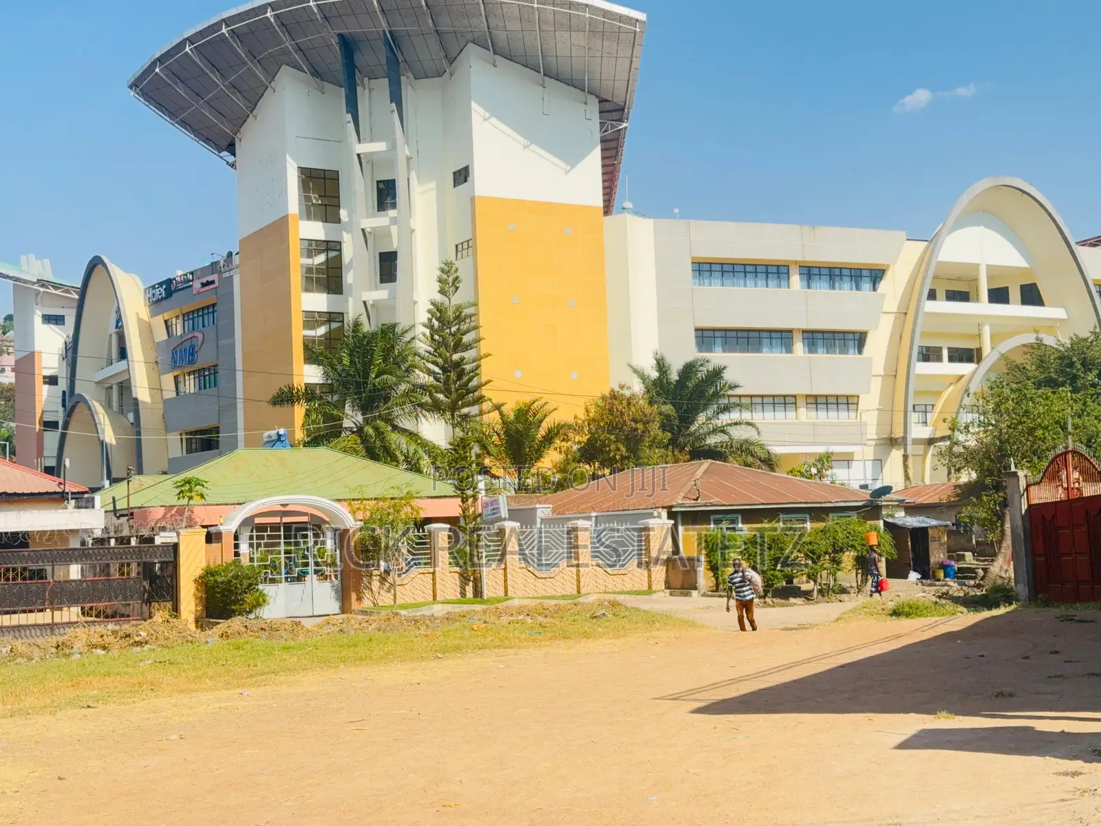 Kiwanja Kinauzwa Pembeni Ya Rock City Mall in Kirumba