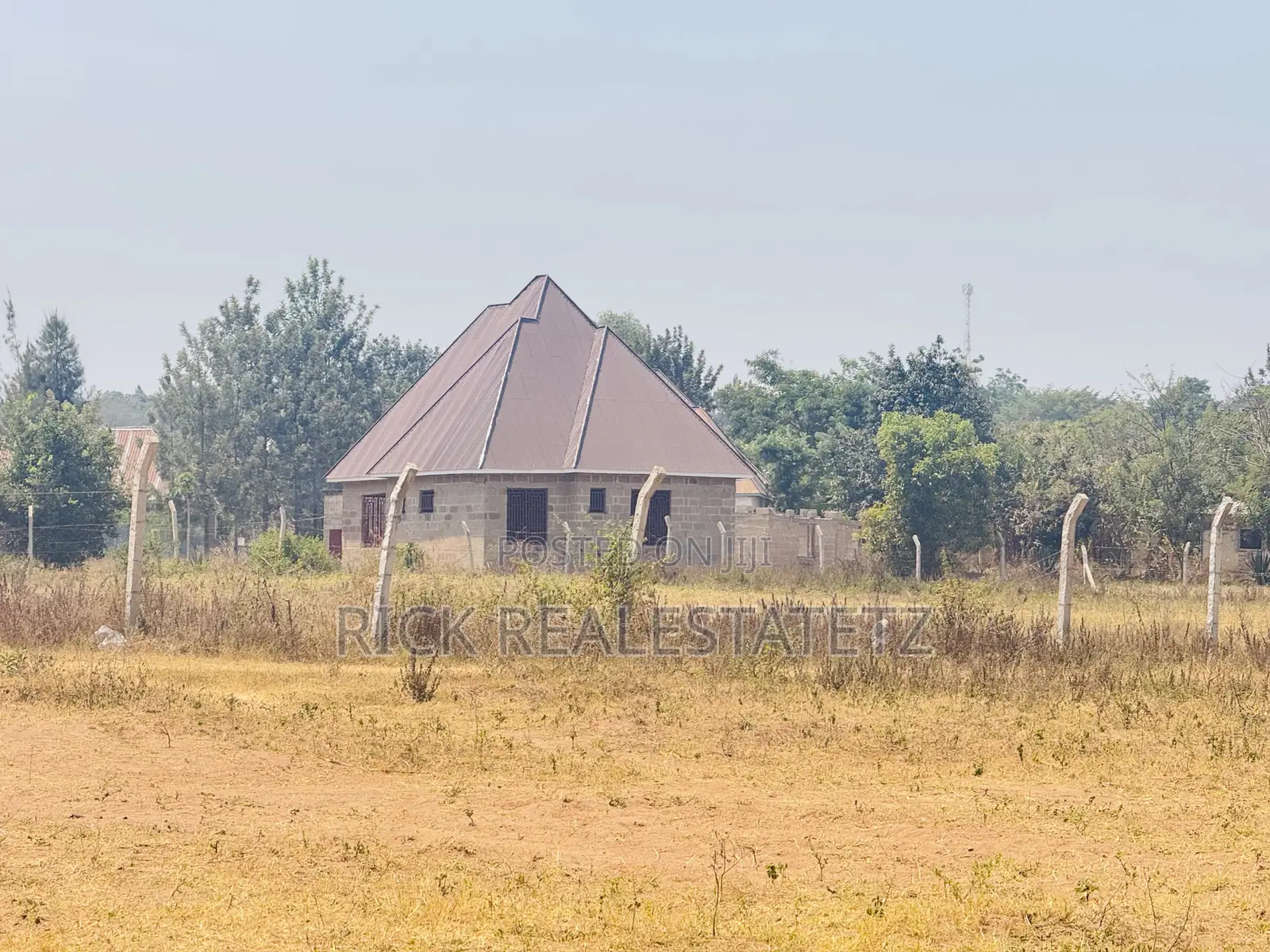 Kiwanja Kinauzwa Buswelu - Ilalila ( Nebrix Schools Mwanza ) SQM 20x21 in Buswelu
