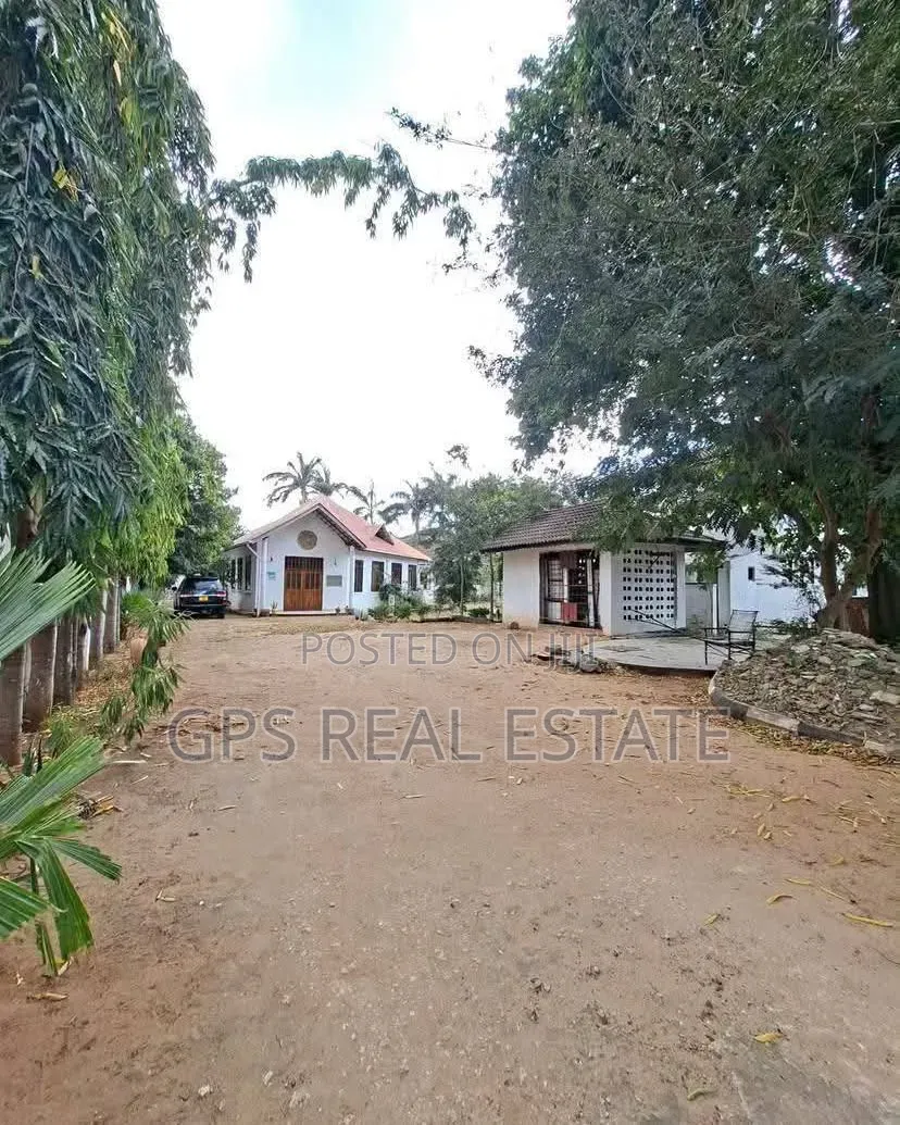 9bdrm House in Kawe Beach, Kinondoni for sale in Kinondoni