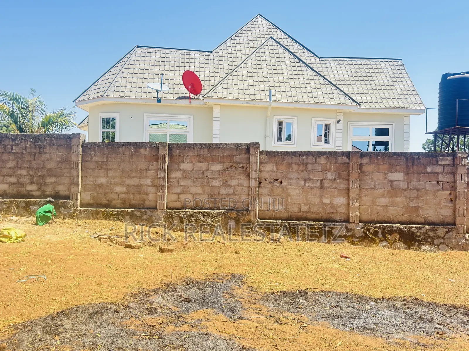 Kiwanja Cha Ukubwa Wa SQM 1,100 Chenye Fensi Kinauzwa Ibanda in Kirumba