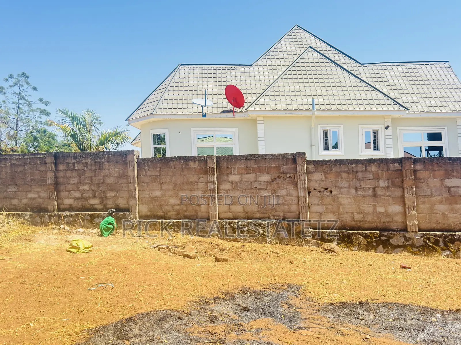 Kiwanja Cha Ukubwa Wa SQM 1,100 Chenye Fensi Kinauzwa Ibanda in Kirumba