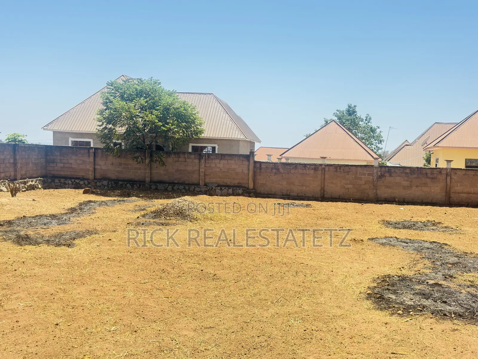 Kiwanja Cha Ukubwa Wa SQM 1,100 Chenye Fensi Kinauzwa Ibanda in Kirumba